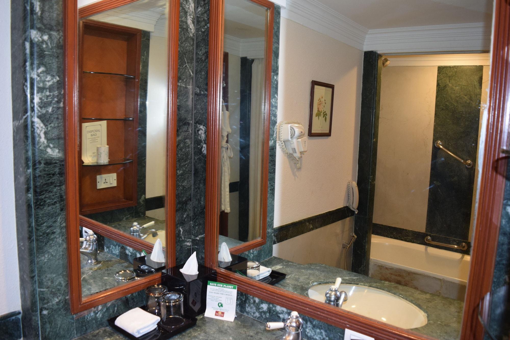 Hotel The Bristol Gurgaon Exterior foto