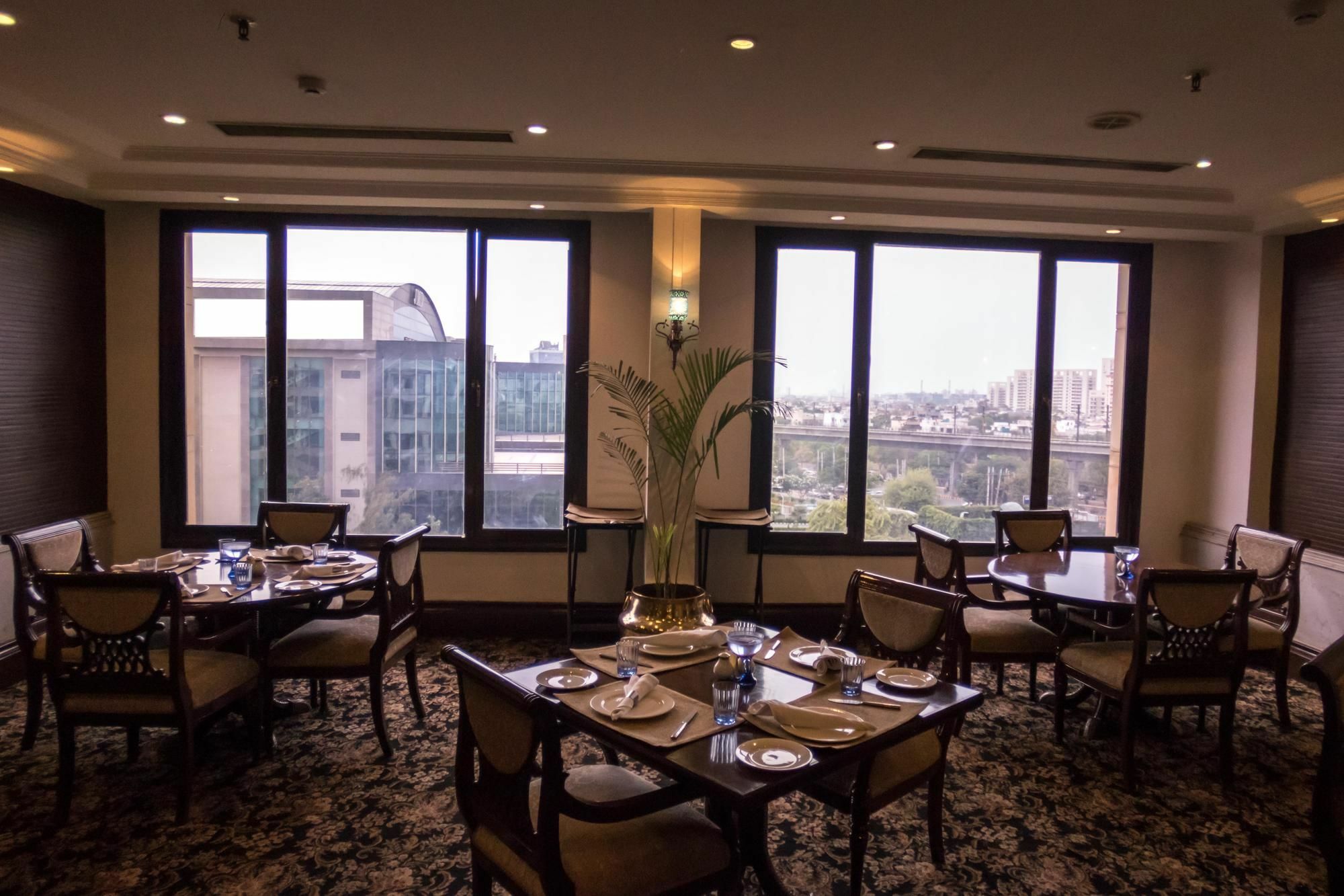 Hotel The Bristol Gurgaon Exterior foto