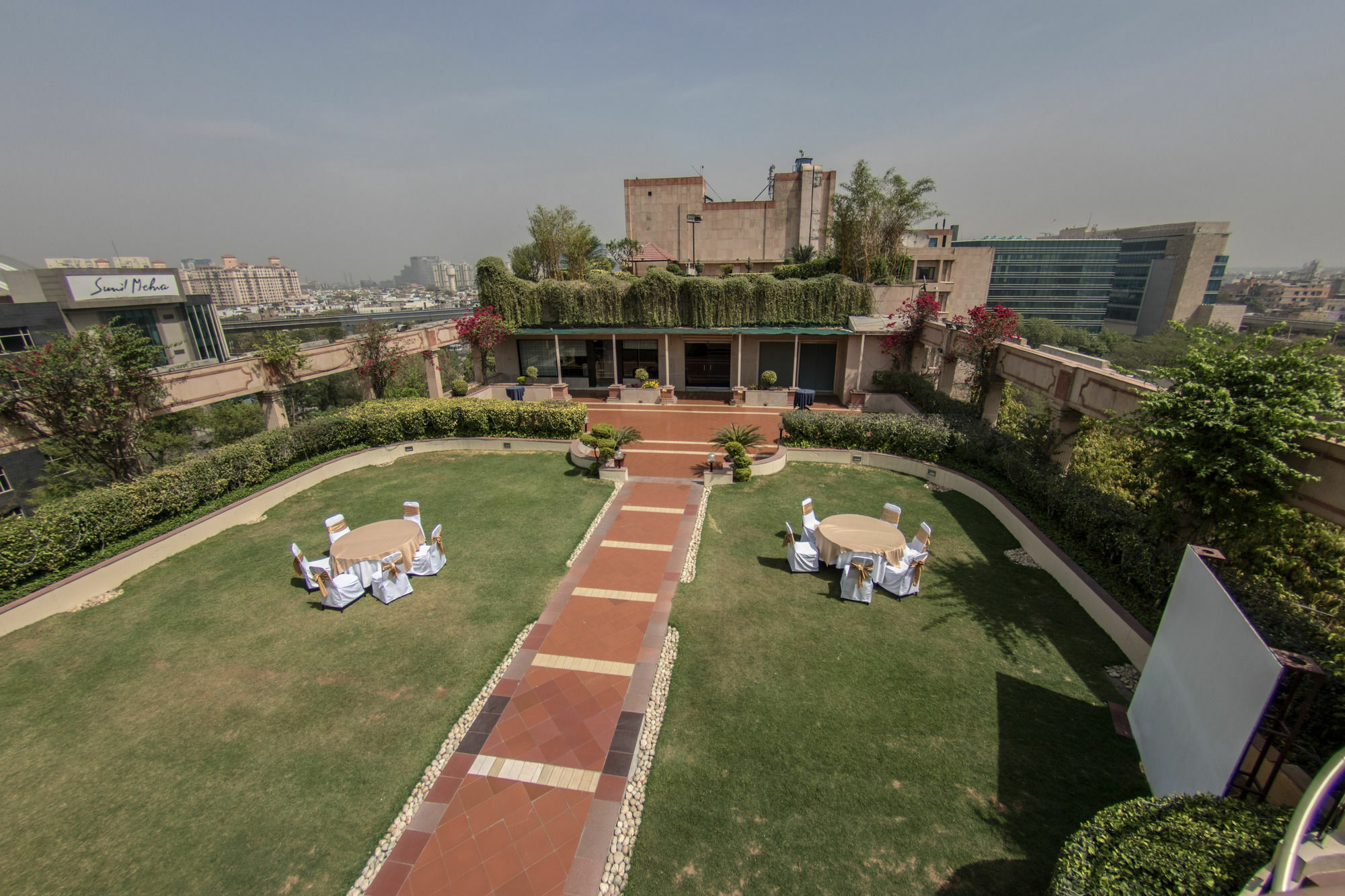 Hotel The Bristol Gurgaon Exterior foto