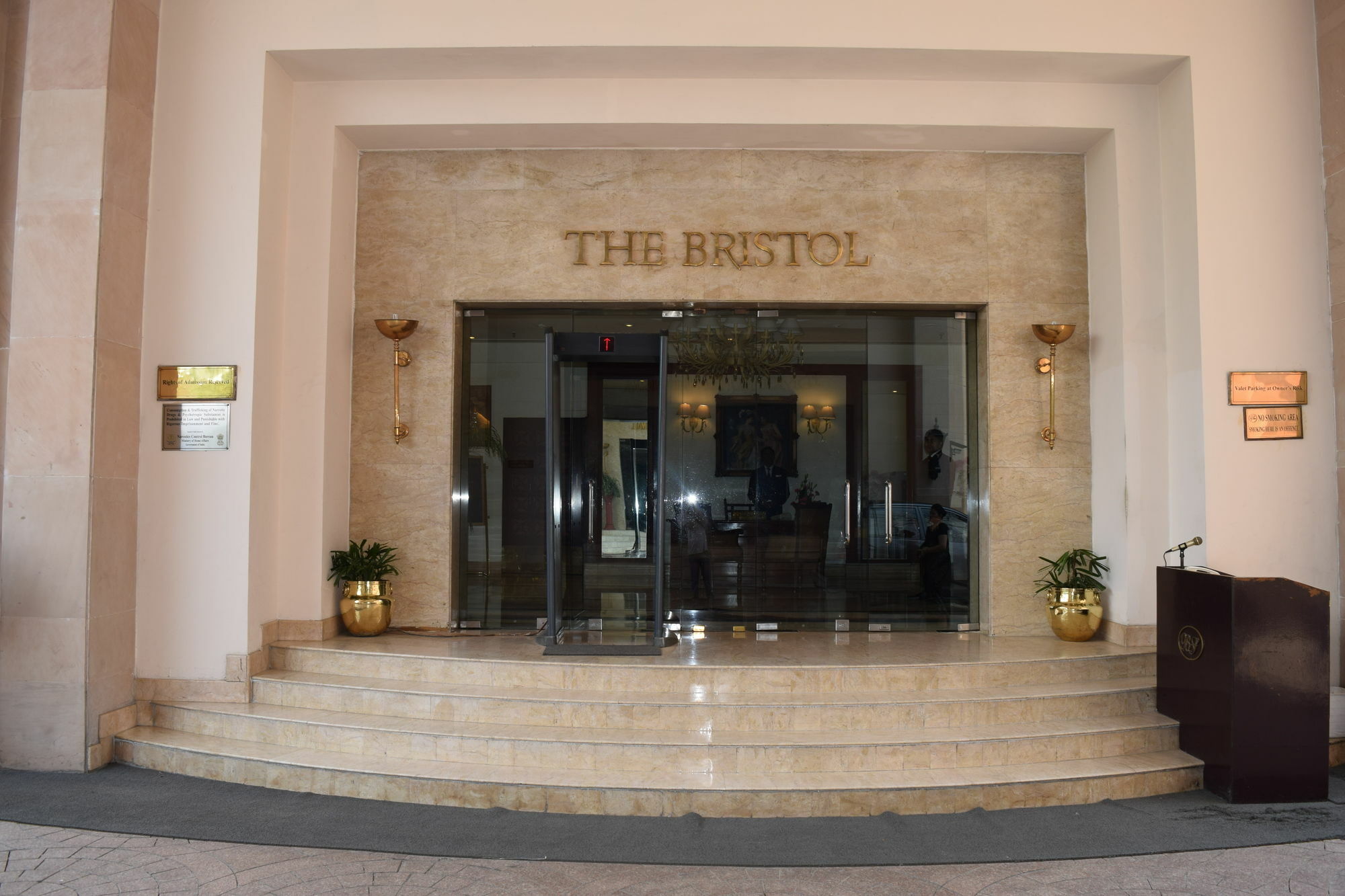 Hotel The Bristol Gurgaon Exterior foto